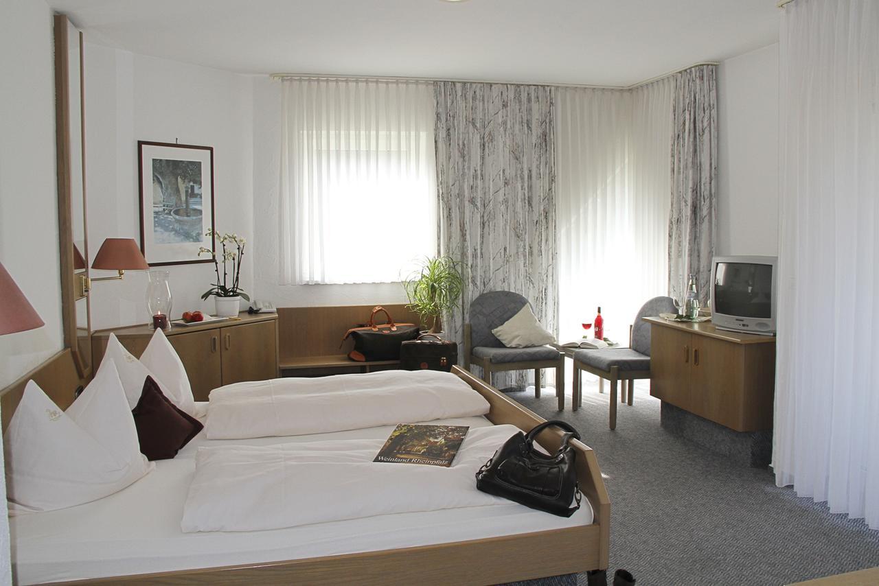 Hotel- Restaurant Zum Schwan Waldfischbach-Burgalben Dış mekan fotoğraf